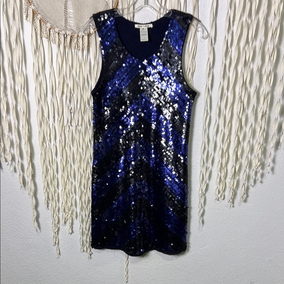 Alice + Olivia Dresses & Skirts - Alice + Olivia Black and Blue Chevron Print Sequin Sleeveless Mini Dress M